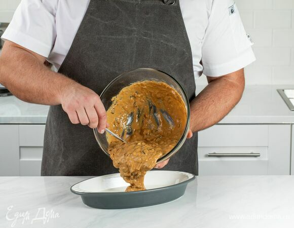 Вылейте тесто в форму и поставьте в заранее разогретую до 180°С духовку.