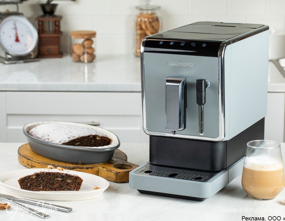 Выпекайте пирог 40 минут, готовность проверьте зубочисткой. Остудите выпечку на решетке и посыпьте сахарной пудрой.