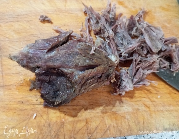 Говядину отварить до готовности. В бульон засыпать промытый рис. Мясо отделить от кости, добавить к рису. Варить 20 минут.