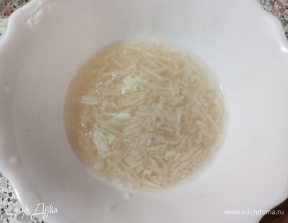 Выдавить или натереть чеснок. Залить 2–3 столовыми ложками бульона, накрыть емкость блюдцем.