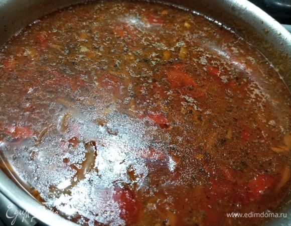 Готовую зажарку выложить в суп. Проварить 10 минут. В конце добавить чеснок с бульоном.