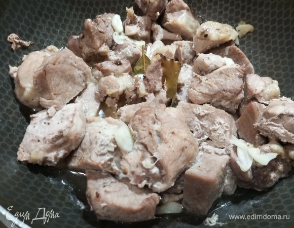 Снять фольгу, к мясу добавить лавровый лист, поставить обратно в духовку на 15–20 минут.