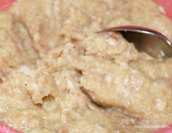 Из данных ингредиентов смешайте фарш. Филе куриной грудки измельчите в блендере или мясорубке с луком, чесноком, молоком.