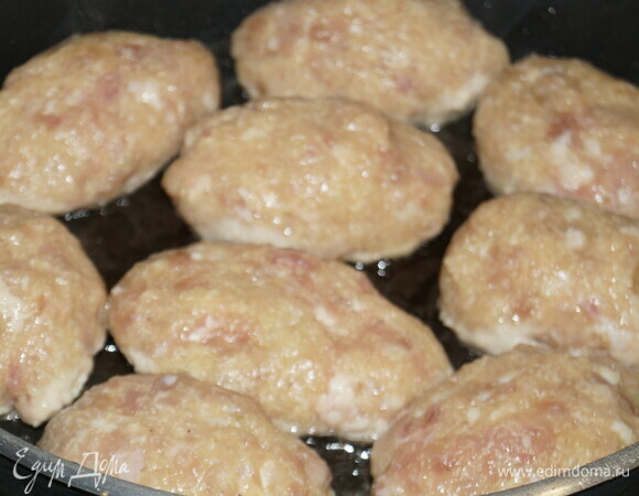 Мокрыми руками или руками в перчатках сформуйте котлеты, выложите их на разогретую с маслом сковороду.