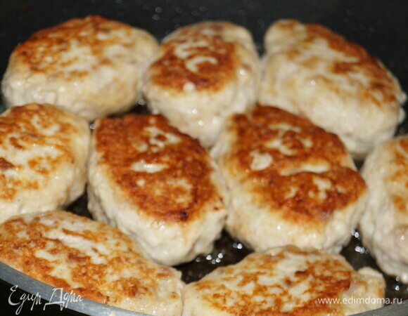 Обжарьте котлеты на среднем огне до румяной корочки с двух сторон.