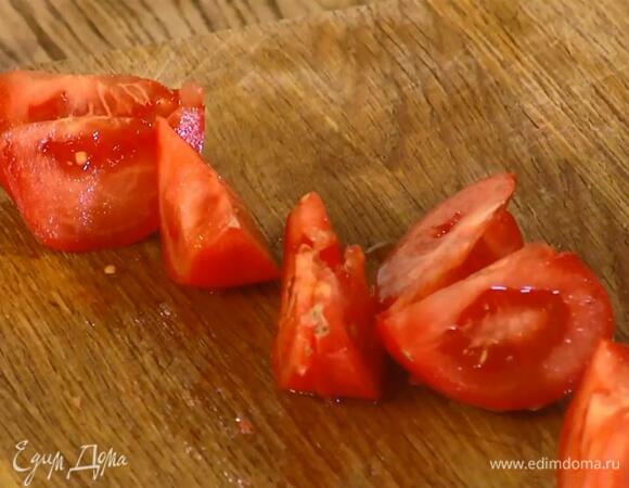 Помидор нарезать дольками.