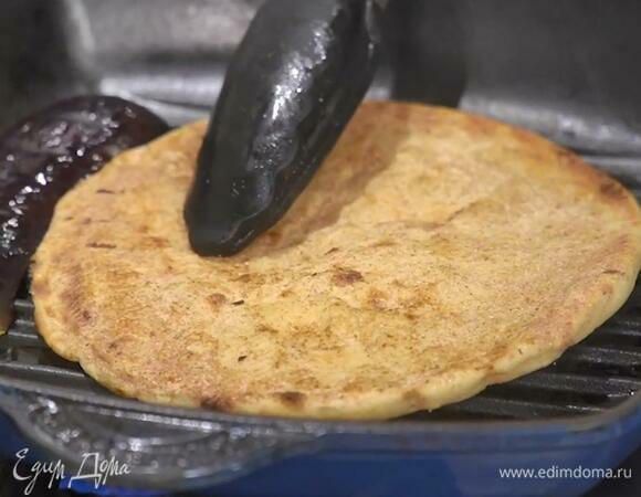 На ту же сковороду выложить питы, сбрызнуть оставшимся оливковым маслом и прогреть.