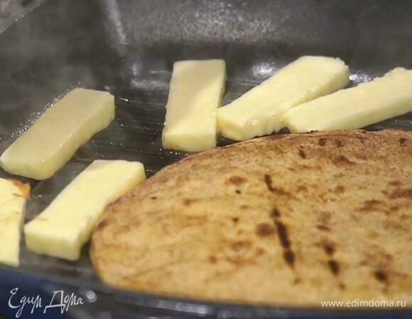 Халуми нарезать брусочками и тоже пожарить на сковороде-гриль.