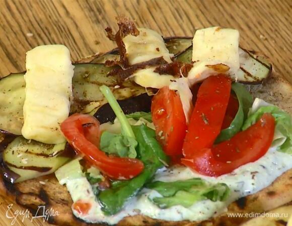 На обжаренные лепешки выложить соус, листья салата, помидоры и баклажаны, посыпать все заатаром и сумахом, сверху поместить сыр.