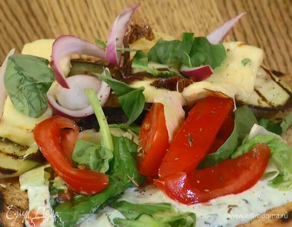 Маринованный лук промокнуть бумажным полотенцем, выложить на лепешки и украсить листьями базилика.<br />
 