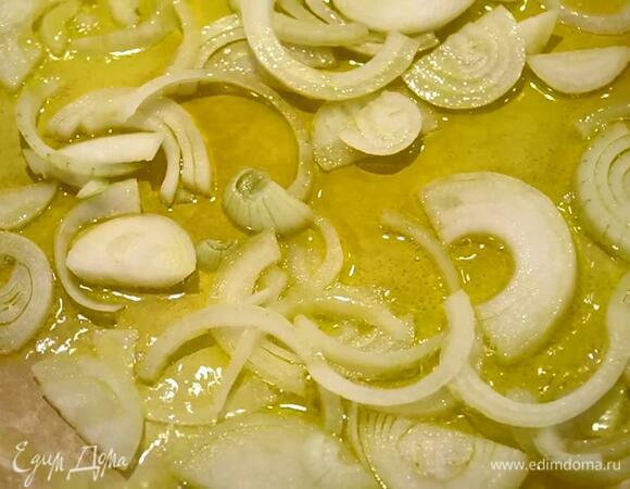 Разогреть в глубокой тяжелой сковороде оливковое масло и обжарить лук.<br />
 