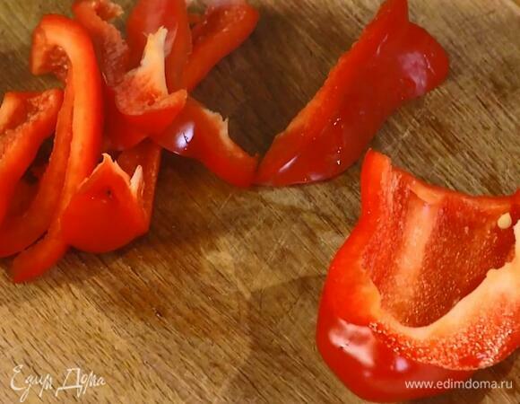 Сладкий перец, удалив плодоножку с семенами, нарезать соломкой.