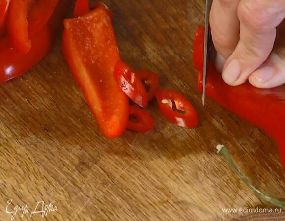 Перец чили нарезать колечками.