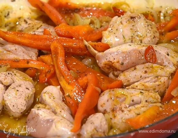 В сковороду с луком добавить сладкий перец, чили и чеснок, всыпать прованские травы и паприку, перемешать и выложить индейку, посолить, поперчить и обжарить со всех сторон.