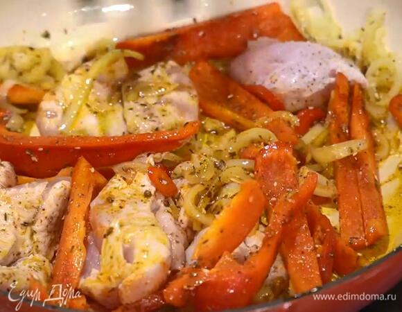 Влить в сковороду вино и на сильном огне дать алкоголю выпариться.<br />
 