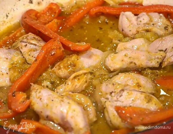 Добавить горчицу, чатни, вустерширский соус, все перемешать и обжаривать пару минут, затем влить 70–80 мл горячей воды или, если есть, бульона, накрыть крышкой и тушить до готовности мяса.