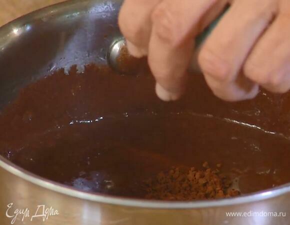 Растопленный шоколад снять с огня, всыпать 2 ст. ложки какао и перемешать.