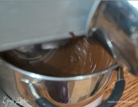 В чашу комбайна поместить сахар и яйца, взбить все насадкой-венчиком, затем, продолжая взбивать, тонкой струйкой влить шоколадно-сливочную массу.