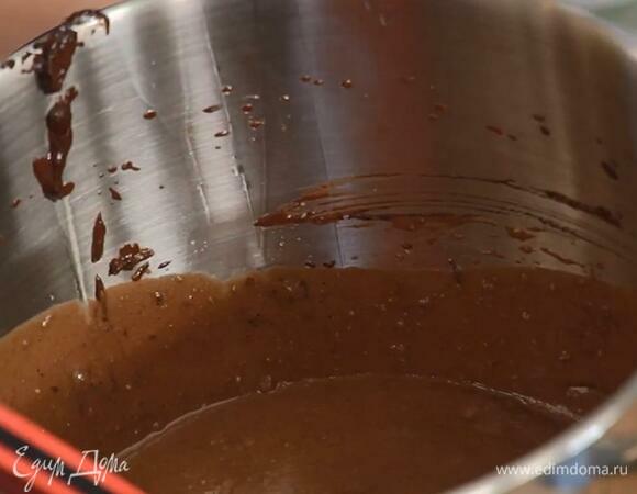 Всыпать муку, измельченный фундук, добавить рикотту и вымешать тесто лопаткой.