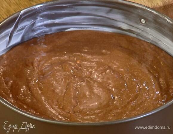 Дно разъемной формы выстелить бумагой для выпечки, смазать оставшимся сливочным маслом дно и бортики и влить тесто.