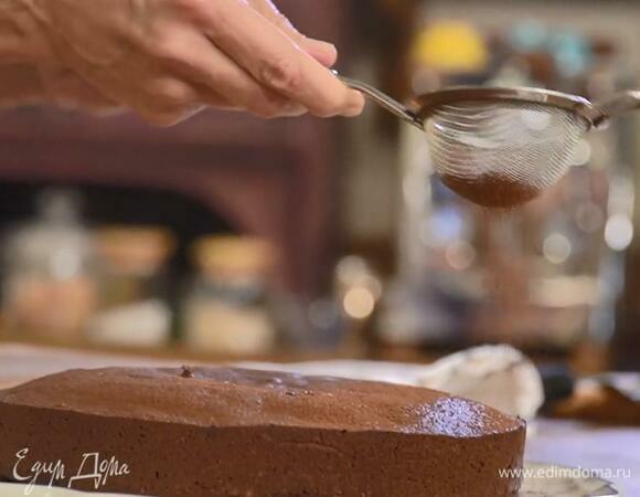 Выпекать в разогретой духовке 35–40 минут, готовый пирог остудить и посыпать оставшимся какао.