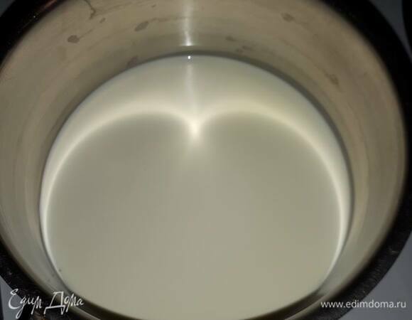 Оставшиеся сливки хорошо прогрейте с ванилью. Когда сливки нагреются, добавьте отжатый желатин и перемешайте.