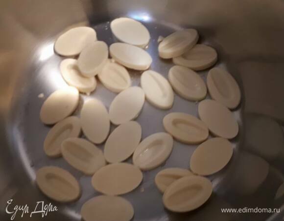 Растопите шоколад на водяной бане.