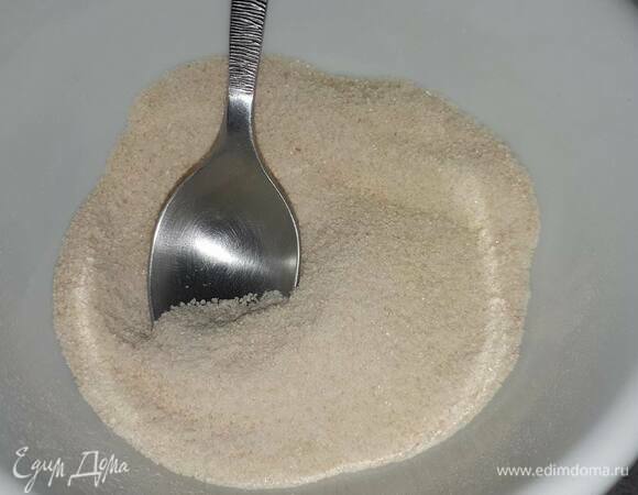 Для желе смешайте пектин с сахаром. Можно вместо пектина воспользоваться желатином (примерно 2 листа).