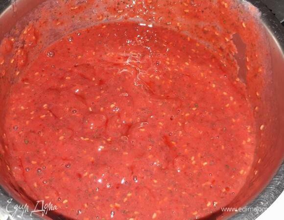 Пюрируйте малину и доведите до кипения. Затем всыпьте сахар с пектином и проварите минуту. Оставьте застывать в холодильнике. Можно предварительно разлить в маленькие силиконовые формочки, если у вас они есть.