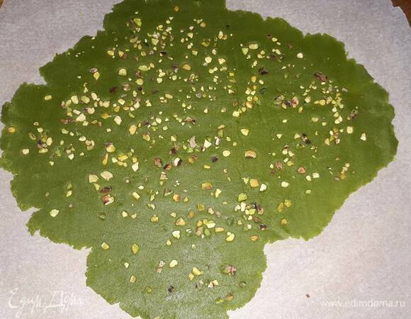 Поместите тесто между двух листом пекарской бумаги и раскатайте примерно до 2 мм. Оставьте в морозилке, пока будете готовить заварное тесто. На фото краклен посыпан сверху рублеными фисташками. Это по желанию.