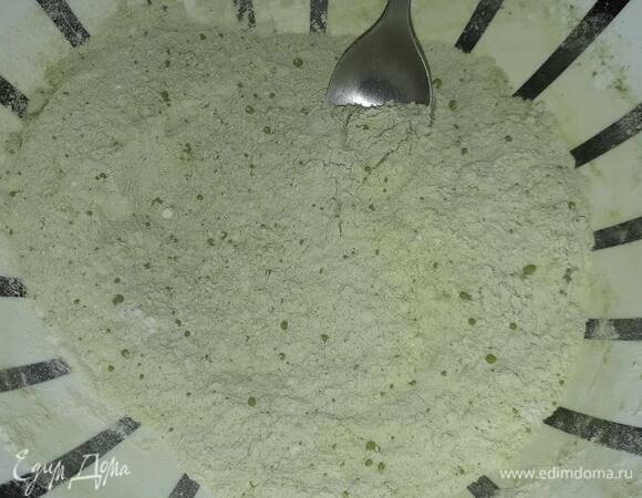 Для заварного теста смешайте муку с матчей. Постарайтесь разбить все комочки.