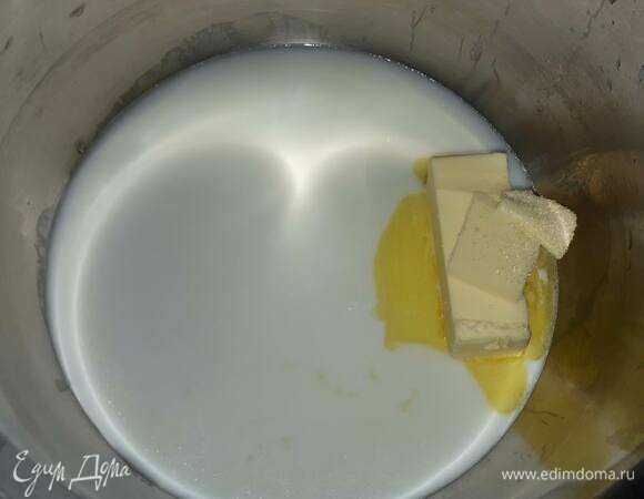 Смешайте молоко, воду, масло, соль и сахар и доведите до кипения.