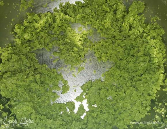 Снимите с огня, всыпьте муку и взбейте. Дайте остыть 10 минут.