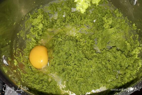 Затем добавьте яйца по одному, взбивая тесто каждый раз. Оно должно получиться гладким и блестящим.