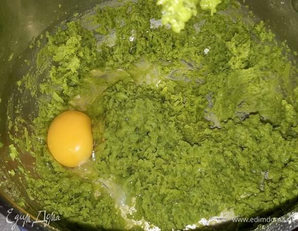 Затем добавьте яйца по одному, взбивая тесто каждый раз. Оно должно получиться гладким и блестящим.