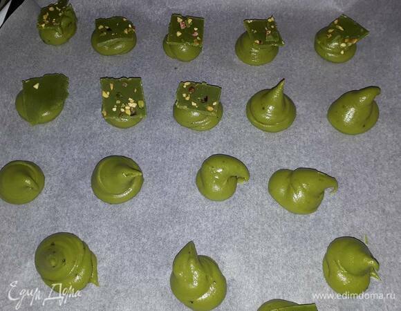 Сформируйте профитроли с помощью кондитерского мешка и положите кусочки краклена сверху. Выпекайте примерно 25 минут в разогретой до 180°C духовке. Дайте остыть, не вынимая из духовки.