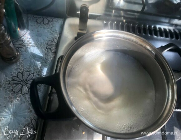 Вскипятить воду, всыпать струйкой, постоянно помешивая, поленту. Варить 7 минут.