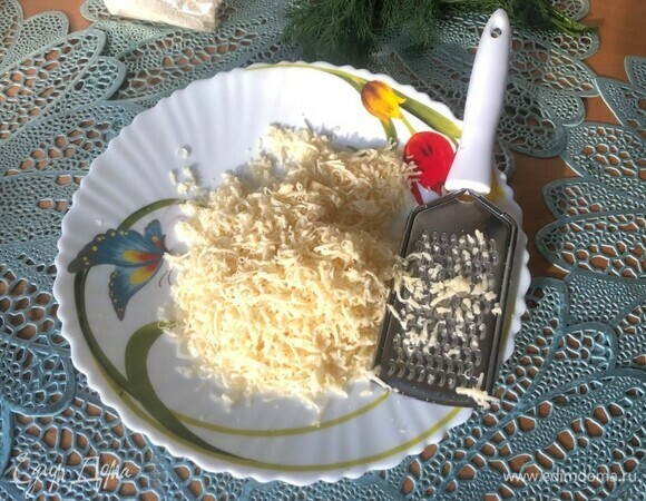 Натереть сыр.