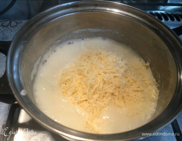 Добавить молоко, посолить. Варить на медленном огне под крышкой еще 3 минуты. В конце варки добавить натертый сыр и все перемешать.