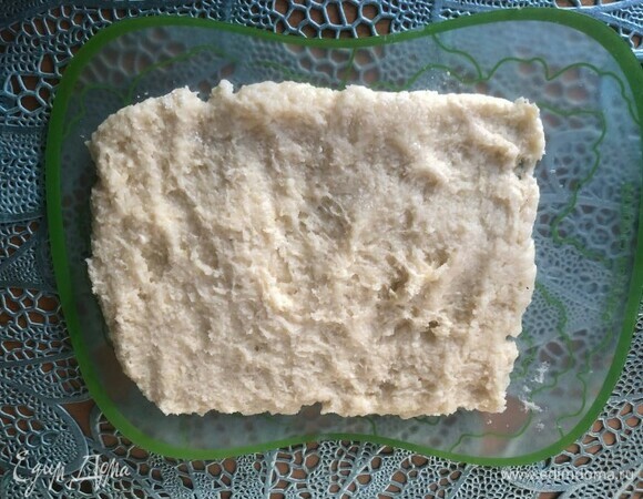 На лист или противень выложить готовую поленту с сыром слоем 1 см.