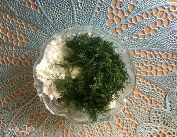 Творог смешать с зеленью и выдавленным через пресс чесноком, перемешать.