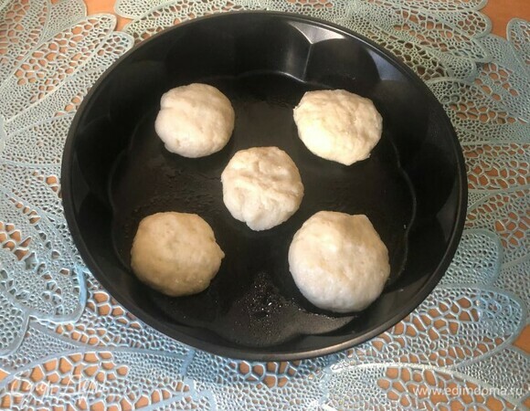 Закрыть начинку и сформировать пирожки.