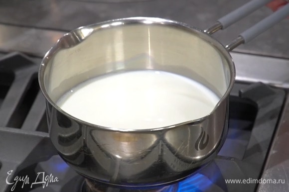 Молоко влить в кастрюлю и прогреть так, чтобы оно стало теплым.