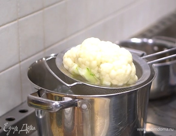 Кочан цветной капусты опустить в кипящую подсоленную воду, накрыть крышкой и отваривать 5 минут.