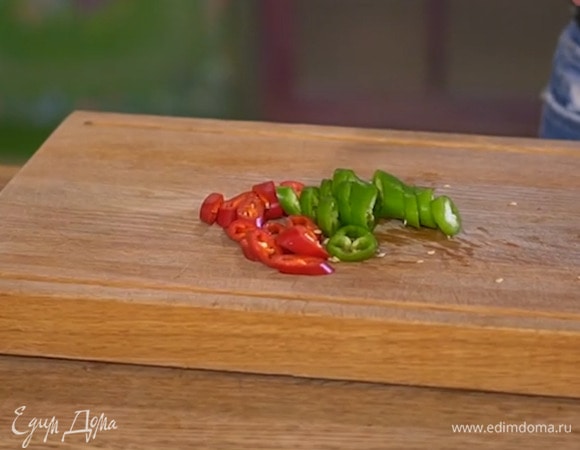Весь перец чили нарезать колечками вместе с семенами.