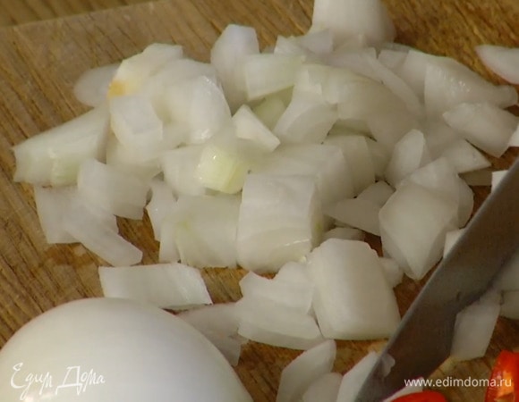 Луковицу почистить и нарезать кубиками.