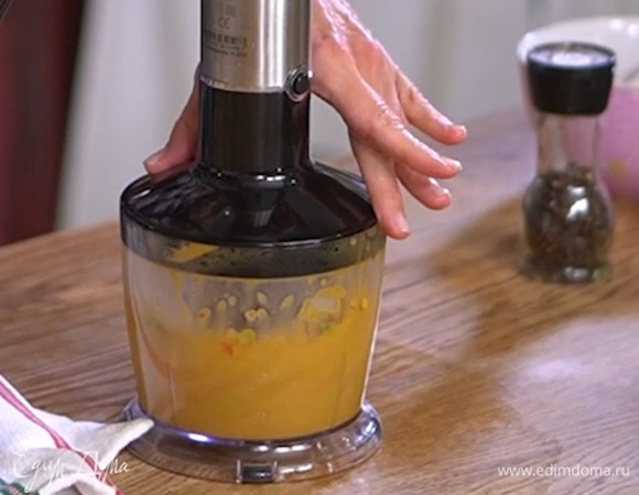 Приготовить пряный соус: обжаренные овощи выложить в чашу блендера, влить оливковое масло Extra Virgin, уксус, сок ананаса, лимонный сок, все посолить, поперчить и измельчить.