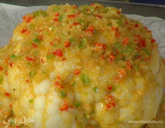 Подваренную капусту выложить на выстеленный бумагой для выпечки противень, полить пряным соусом, слегка скрепить края бумаги вокруг капусты и запекать в разогретой духовке 15 минут.