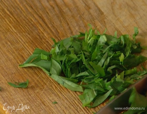 Базилик мелко порезать.