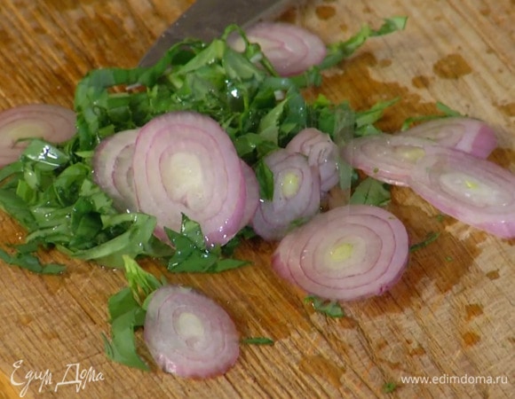 Приготовить заправку: к базилику добавить кольца лука, полить выжатым из половинки лайма соком и все перемешать.